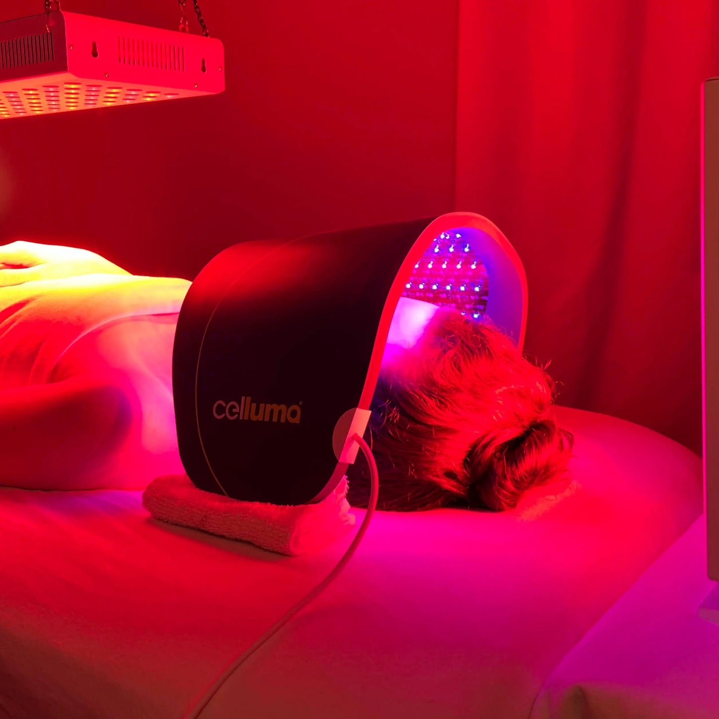 Woman getting red light device therapy.